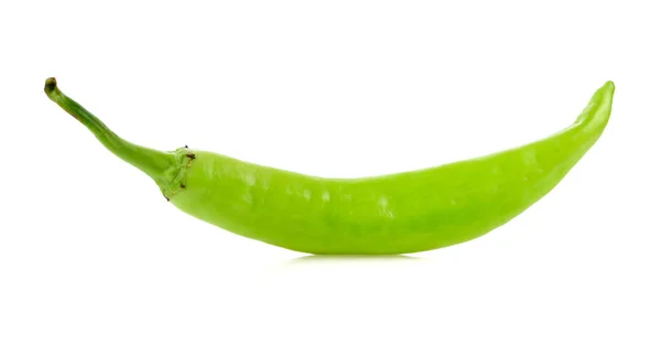 Grüne Chilischote isoliert auf einem weißen — Stockfoto