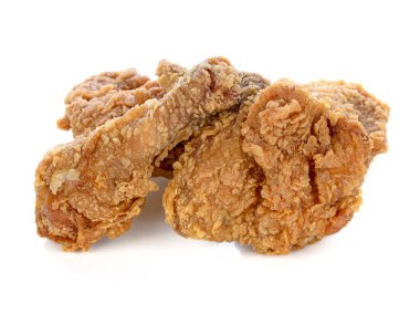 Kızarmış tavuk beyaz arka planda izole edilmiş.