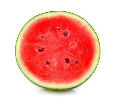 Beyaz arka plan üzerinde izole taze karpuz yarısı.