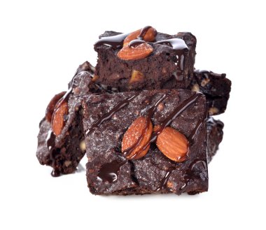 Çikolatalı kek üzerine beyaz izole.