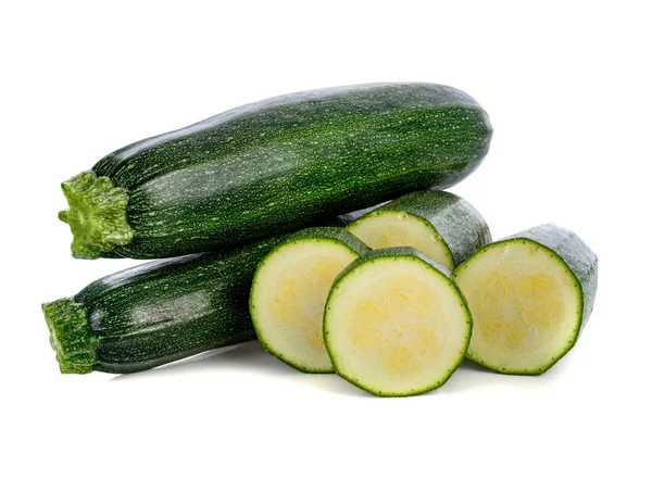 Zucchine verdi fresche con fetta isolata su fondo bianco — Foto Stock