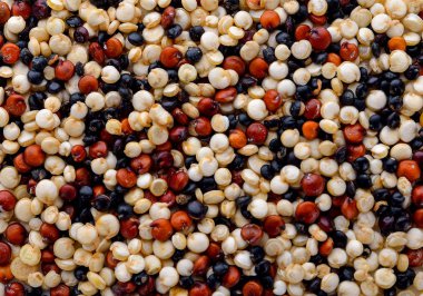 arka plan için karışık kırmızı, beyaz ve siyah Quinoa.