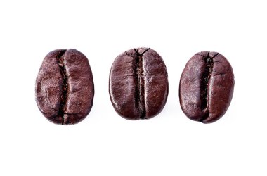 Beyaz arka planda izole kahve çekirdekleri