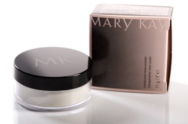 Mary Kay mükemmel deri üzerinde beyaz bir arka plan yansıması ile fotoğraflandı, herhangi bir gölge ile kombine şeffaf ufalanan tozu izole
