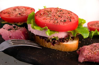 bir çatal ile et gelen lezzetli sulu sandviç