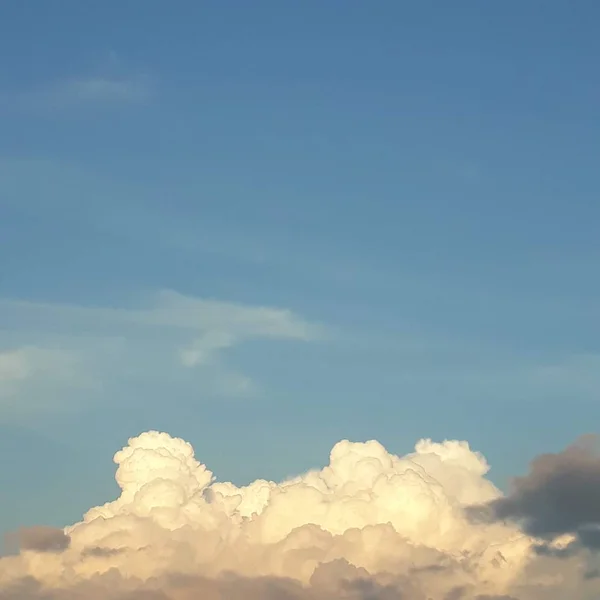 空と雲 テキストのスペースと写真の背景 — ストック写真