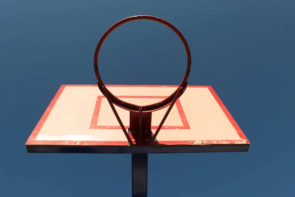 Баскетбольное Кольцо Фоне Неба — стоковое фото