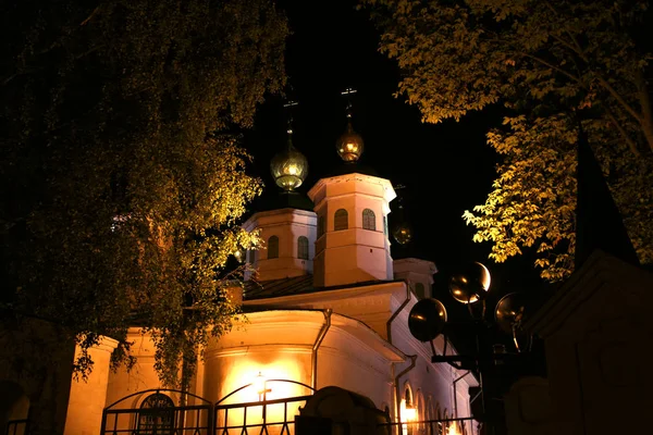 Kościół Nocy Wśród Drzew — Zdjęcie stockowe