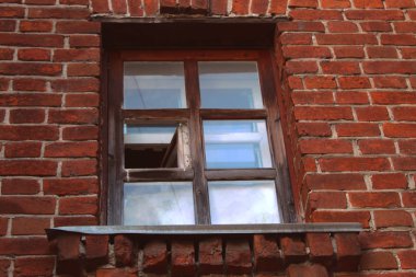 Bir tuğla binada pencere çerçevesi