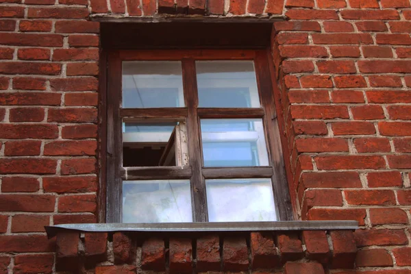 Bir tuğla binada pencere çerçevesi