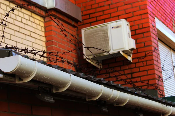 Klima dikenli tel bina tuğla