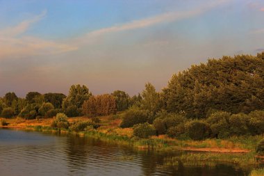 Lake Forest'ta sonbahar güzel gökyüzü üzerinde günbatımı
