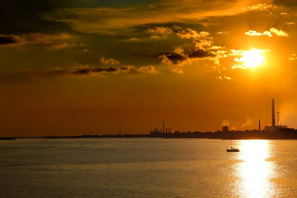 Sahilde gün batımı