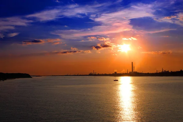 Günbatımı üzerinde deniz sonbahar Paz
