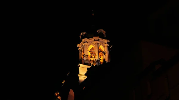 Piękny Stary Kościół Architektura Żółte Światło Night Miasta Streszczenie Zabytkowego — Zdjęcie stockowe