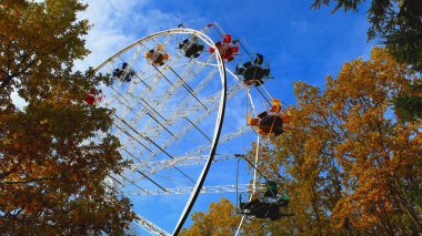  Eğlence Parkı park cazibe renkli güzellik mavi gökyüzünde dönme