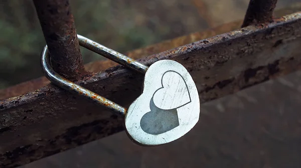 Twee Harten Love Hartvormige Hangslot Dag Van Valentijnskaarten Achtergrond — Stockfoto