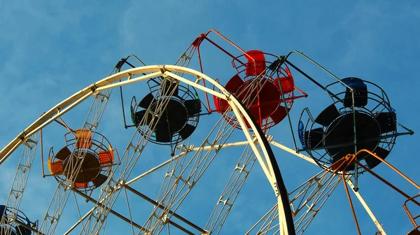 Eğlence Parkı park cazibe mavi gökyüzünde dönme 