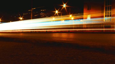 Şehrin gece ışıkları taşıma az trafik