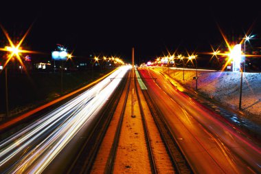 Gece karanlık şehir şehir ulaşım ışıklar trafikte