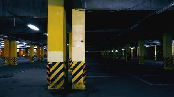 Yeraltı otopark gece yakın araba