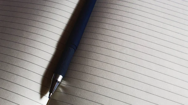 Defter ve kalem beyaz kağıt yazma