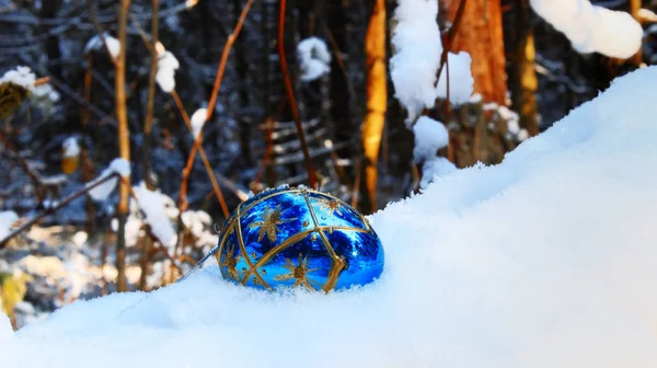 Mavi top yeni yıl topları Noel tatili kış orman karda dekore edilmiştir.