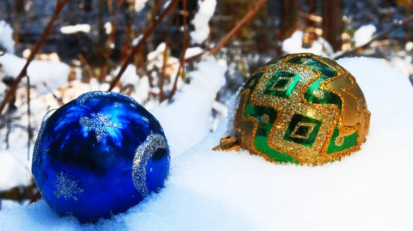 Zelené Modré Koule Silvestrovské Zdobené Koule Vánoční Prázdniny Zimě Sněhem — Stock fotografie