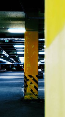 Yeraltı otopark gece yakın araba