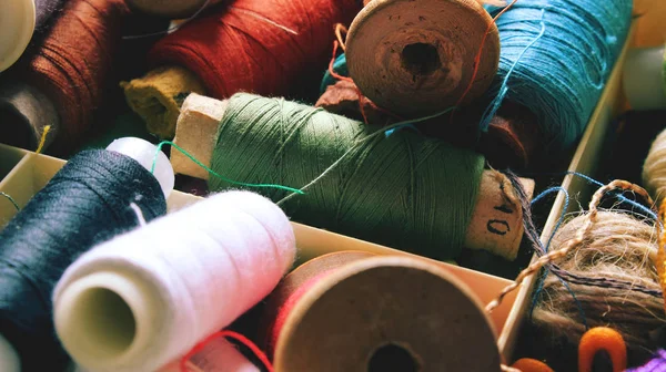 Çok renkli dikiş ipliği bobin biriktiricileri vintage endüstriyel dikiş konsept tasarımı retro arka plan