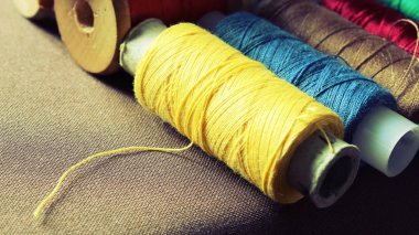 Çok renkli dikiş ipliği bobin biriktiricileri vintage endüstriyel dikiş kavramı retro tasarım reel arka plan
