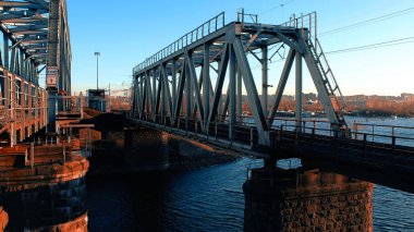 Demiryolu Köprüsü raylar tren nehir güzel cityscape akşam