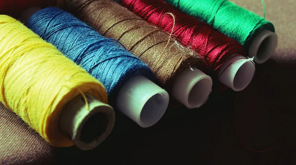 Hilos Costura Multicolor Bobinas Fondo Carretes Vintage Concepto Costura Industrial —  Fotos de Stock