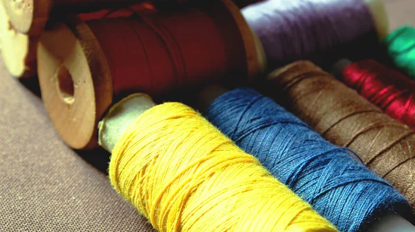 Çok renkli dikiş ipliği makarası bobin biriktiricileri vintage endüstriyel dikiş konsept tasarımı retro arka plan