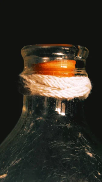Siyah bir zemin üzerine kapalı şişe cam şişe