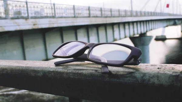 Brown gözlük parmaklıklar köprü