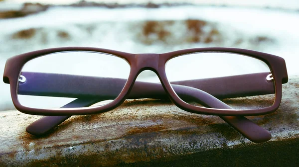 Köprünün korkuluk üzerinde gözlük