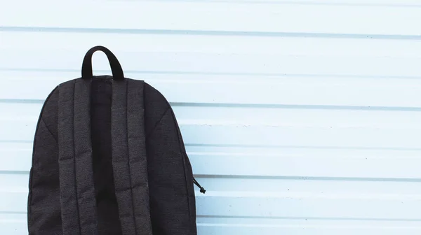  Siyah sırt çantası beyaz arka plan