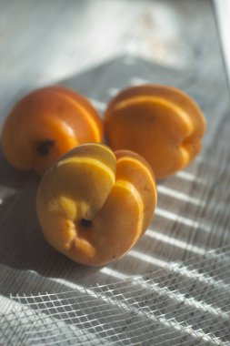 Bir tablo üzerinde taze kayısı