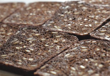 Masada dilimlenmiş çavdar ekmeği