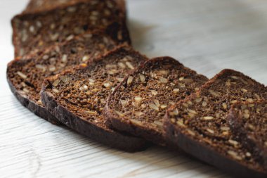 Masada dilimlenmiş çavdar ekmeği