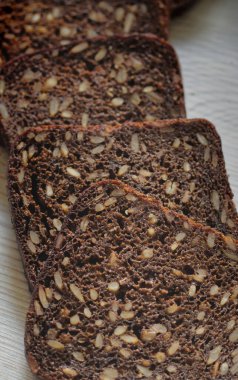 Masada dilimlenmiş çavdar ekmeği