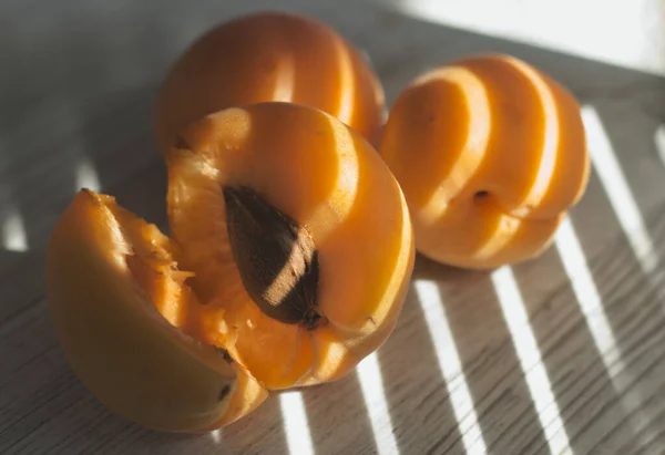 Bir tablo üzerinde taze kayısı