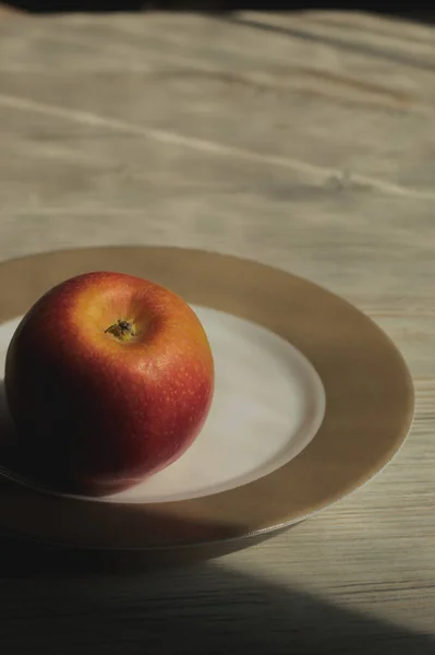 Masanın üzerinde kırmızı elma