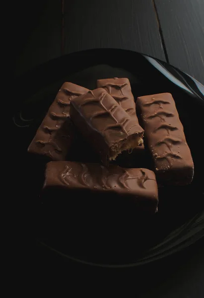 Siyah tabakta siyah çikolata.