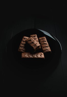 Siyah tabakta siyah çikolata.