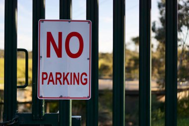 Beyaz ve kırmızı renkli Park iz yok