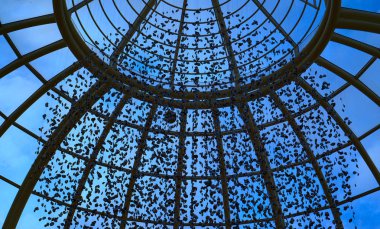 Mavi gökyüzü arka plan şeffaf yarı konik tavan