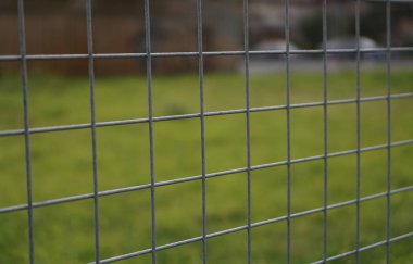 Zincir bağlantı çit ile doğal arka plan bulanık görünümünü kapat