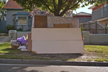 Oakleigh, Vic / Avustralya - 27 Ağustos 2018: minder ve çeşitli zor çöp curbside Konsey yıllık koleksiyonu için giy